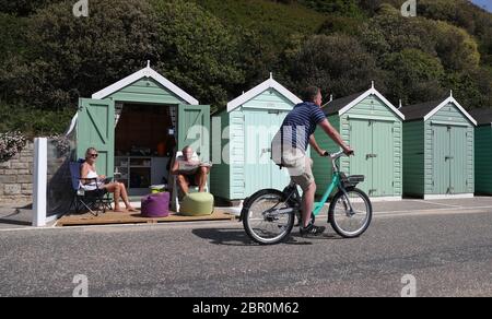 Rob et Sally Underhill s'assoient à l'extérieur de leur cabane de plage pendant qu'ils apprécient le temps chaud à la plage de Bournemouth à Dorset, tandis que les gens affluent vers les parcs et les plages avec des mesures de verrouillage assouplies. Banque D'Images