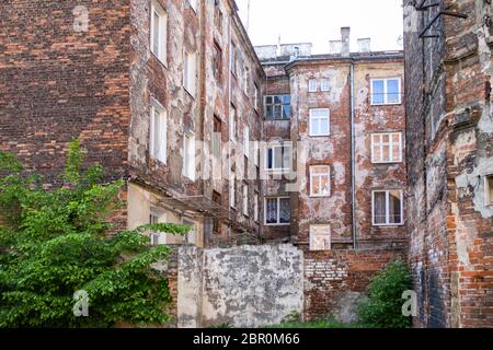 Varsovie / Pologne - anciens bâtiments à Praga / Varsovie. Squalide, bâtiments de mauvaise qualité du pauvre disctrict. Banque D'Images