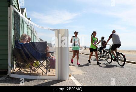 Rob et Sally Underhill s'assoient à l'extérieur de leur cabane de plage pendant qu'ils apprécient le temps chaud à la plage de Bournemouth à Dorset, tandis que les gens affluent vers les parcs et les plages avec des mesures de verrouillage assouplies. Banque D'Images