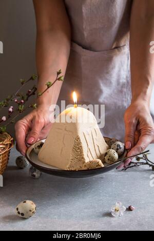 Paskha et kulich, Pâques orthodoxe traditionnel Dessert Quark caillé. Arrière-plan de Pâques. Gâteau fromage cottage traditionnel Banque D'Images