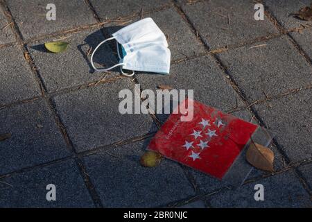 Madrid, Espagne - 19 mai 2020: Sac en plastique et masque médical utilisé au sol dans la rue Dr. Castelo, près de l'Hôpital général de l'Université Gregor Banque D'Images