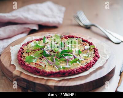 Pâte à pizza avec des betteraves blettes ou mangold, feuilles de betterave. Idées et recettes pour snack vegan.sans oeufs croûte à pizza avec chia seeds et wh Banque D'Images