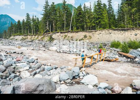 Pont en bois traversant la rivière Nisqually dans le parc national de mt Rainier, Washington, états-unis. Banque D'Images