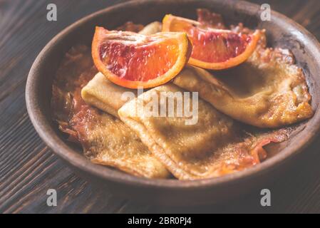 Crêpes Suzette avec des tranches d'orange sanguine sur la plaque Banque D'Images