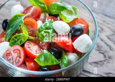 Salade avec tomates, olives, mozzarella et basilic Banque D'Images
