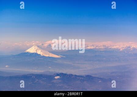 Vue aérienne de Fuji San, Fuji montagne, vue montagne du Japon. Prendre l'avion de voler alors que Fuji Japon Shizuoka City pass, Banque D'Images