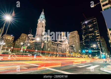 Tour de l'horloge de l'Hôtel de Ville Philladelphia dans Philladelphia, Pennsylvania, USA. Coucher du soleil Banque D'Images