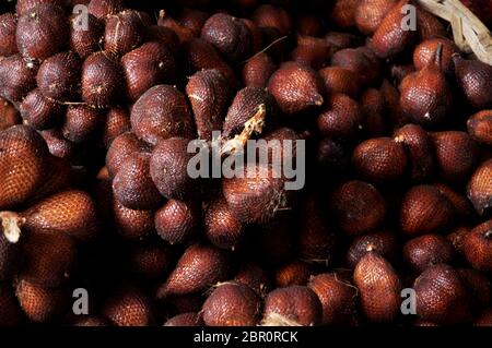 Fruits Arecaceae Salaca ou Salak ou Zalaca en vente à Bali, indonésie Banque D'Images