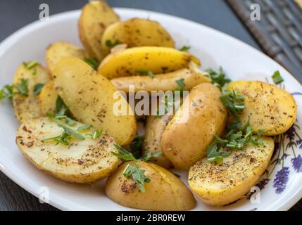 Pommes de terre aux herbes saupoudrée de persil vert Banque D'Images