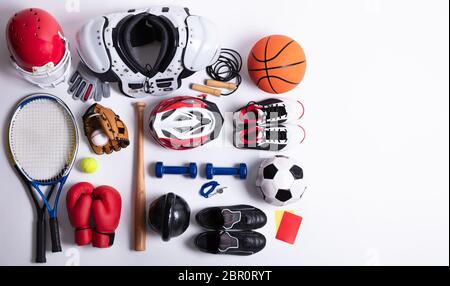 Portrait de divers équipements de sport sur fond blanc Banque D'Images