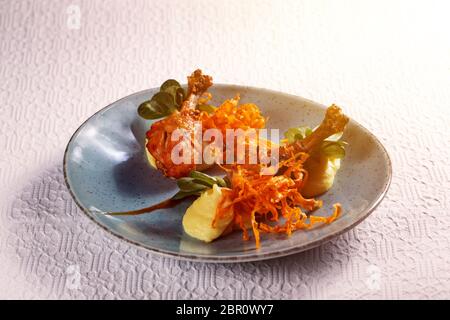 Pilons de poulet rôti avec une purée de pommes de terre et de pommes de terre croustillant Banque D'Images