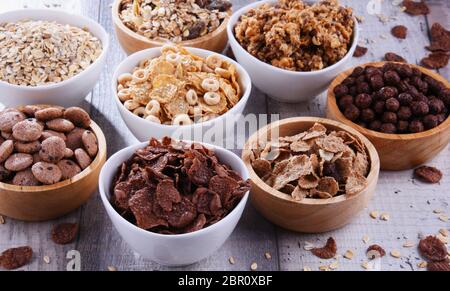 Bols contenant différentes sortes de produits de céréales de petit déjeuner. Banque D'Images