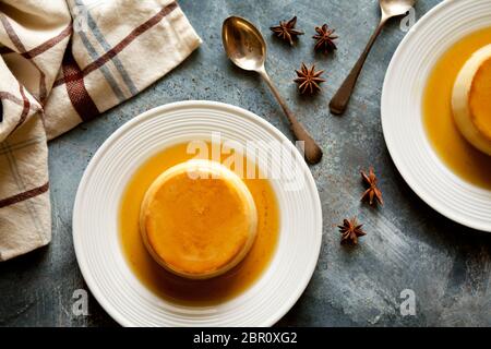 Petit pudding au caramel sucré maison de près Banque D'Images