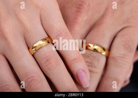 High Angle View of a couple's main montrant leurs anneaux de mariage Banque D'Images