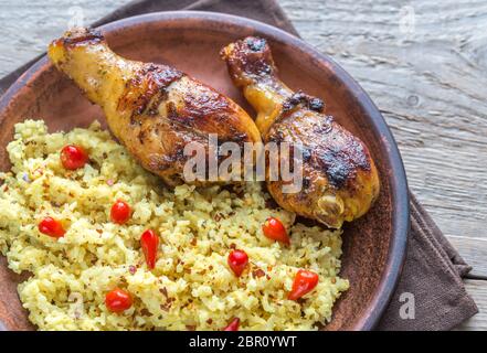 Pilons de poulet épicé avec du riz au curry Banque D'Images