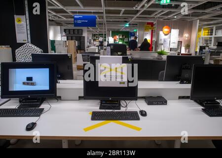 04 mai 2020, Saxe-Anhalt, Magdebourg : un secteur de planification bloqué dans le magasin de meubles IKEA. Le magasin de la capitale de l'État a une surface de vente de 18,000 mètres carrés. Environ 500 clients peuvent y magasiner en même temps. Après l'assouplissement de la loi de confinement, des magasins avec une surface de vente de plus de 800 mètres carrés ont pu ouvrir en Saxe-Anhalt le matin. Photo: Klaus-Dietmar Gabbert/dpa-Zentralbild/ZB Banque D'Images