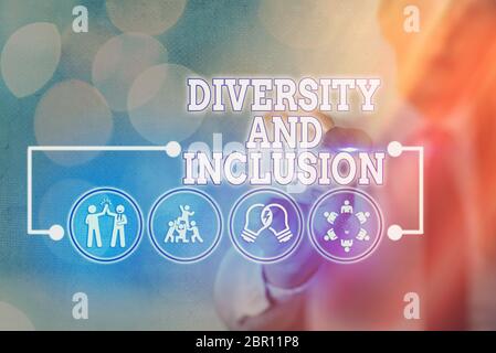 Note écrite montrant la diversité et l'inclusion. Le concept commercial pour la différence de gamme inclut le sexe ethnique de la race Banque D'Images