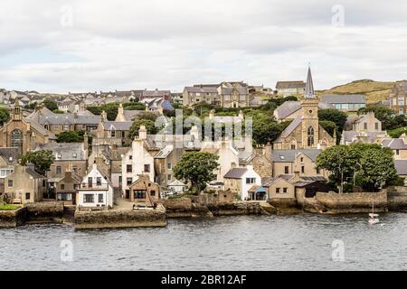 Village historique de Stromness sur le continent d'Orkney, Écosse, Royaume-Uni. Vue sur le bord de mer de cette ville de pêcheurs à Hoy Sound Banque D'Images