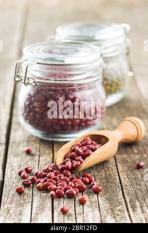 Les haricots adzuki rouge en bois en écope. Banque D'Images