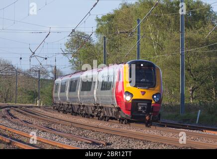 Virgin trains classe 221 Bombardier super voyager diesel train 221111 sur la ligne principale électrifiée de la côte ouest Banque D'Images