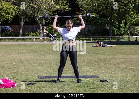 Wimbledon, Londres, Royaume-Uni. 20 mai 2020. Les gens apprécient le jour le plus chaud de 2020 lors d'une mini-vague de chaleur cette semaine. 20 mai 2020. South Wimbledon, Southwest London, UK Chelsea Kenny, de Banstead soulève des wieghts tout en profitant de la température chaude après que le serckdwon du coronavirus a été détendu et les gens peuvent passer plus de temps dehors dans les parcs locaux à travers le Royaume-Uni. Crédit : Clickpics/Alamy Live News Banque D'Images