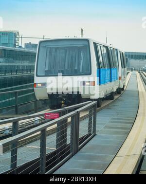 Transport ferroviaire entre les bornes de l'aéroport de Francfort, Allemagne Banque D'Images