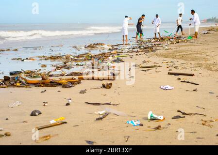 Groupe de personnes le nettoyage de la plage dans les ordures et déchets plastiques. L'île de Bali, Indonésie Banque D'Images