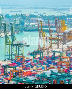 Vue aérienne du port de commerce de Singapour, des piles de voyage conteiners de fret, les grues et les navires de charge dans le port Banque D'Images