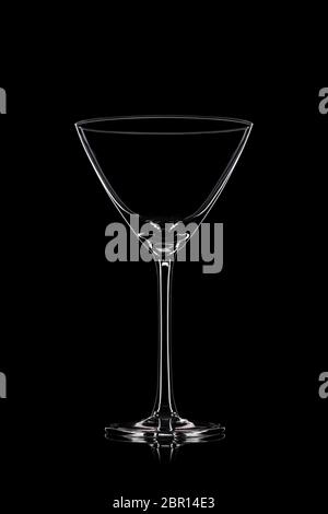 Verre à martini vide silhouette sur fond noir. Banque D'Images