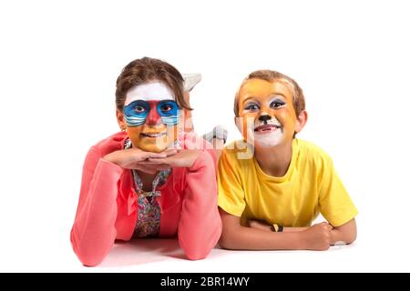 Couple avec enfants visage animal-paint en blanc isolé Banque D'Images