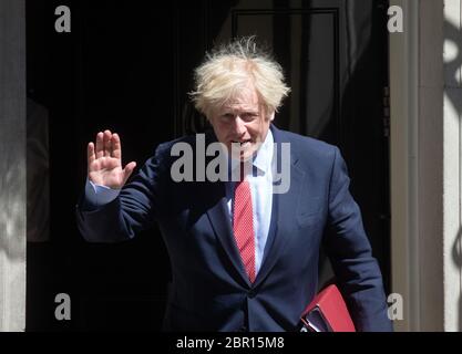 Londres, Royaume-Uni. 20 mai 2020. Le premier ministre, Boris Johnson, quitte le 10 Downing Street pour aller au Parlement pour poser des questions au premier ministre. Ce sera le moment où il aura fait face à Sir Keir Starmer à la boîte d'expédition. Credit: Tommy London/Alay Live News Banque D'Images