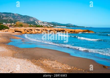 Vue sur la plage Playa del Carregador à Alcossebre, sur la Costa del Azahar, en Espagne Banque D'Images