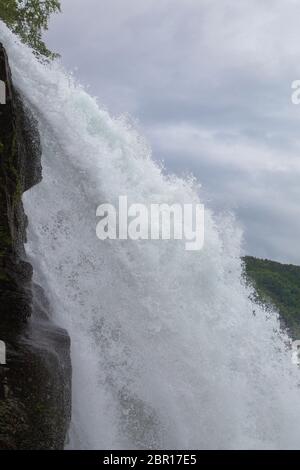 Steinsdalsfossen - l'un des magnifiques chutes d'eau de Norvège. Steindalsfossen chute dans un jour de pluie. Banque D'Images