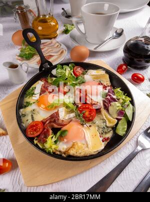 Les oeufs au plat avec salade et petit camembert Banque D'Images