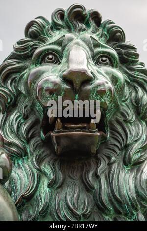 Statue de Lion. Close up de la tête d'une sculpture en bronze d'un lion. Grande statue de lion en bronze de la sculpture en plein air. Banque D'Images
