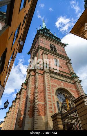 L'Église allemande dans la vieille ville de Stockholm, Gamla Stan, vue de dessous. Clocher et flèche de l'Église allemande, Suède, Stockholm. Banque D'Images