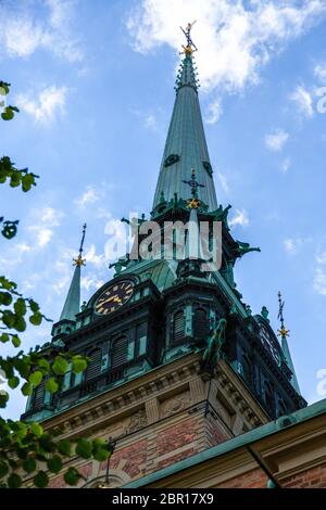 L'Église allemande dans la vieille ville de Stockholm, Gamla Stan, vue de dessous. Clocher et flèche de l'Église allemande, Suède, Stockholm. Banque D'Images