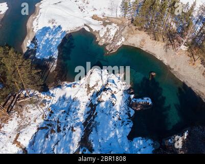 Vue aérienne de l'hiver lacs bleus dans les montagnes de l'Altaï Banque D'Images