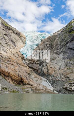 La fonte du glacier Briksdal en Norvège, Close up. Panorama de bas en haut. Nature de la Norvège billet d'arrière-plan. Banque D'Images