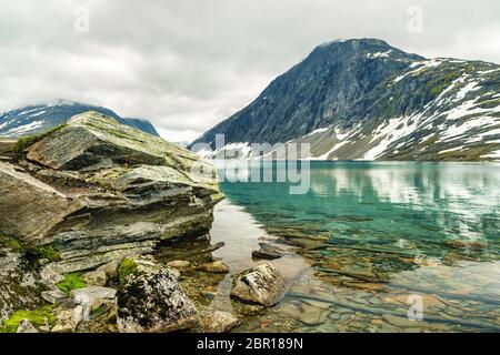 Lake Djupvatnet près de la montagne Dalsnibba et le Geirangerfjord en Norvège. Billet à la Norvège. Panorama du lac Djupvatnet sur la route de mont D Banque D'Images