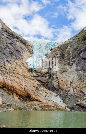 Vue du glacier Briksdalsbreen l'un des plus accessible et mieux connu des armes glacier Jostedalsbreen. La Norvège en glacier Jostedalsbreen National P Banque D'Images