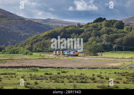 Rail direct Services de classe 37 + classe 57 locomotives passant par Foxfeld, sur la ligne ferroviaire pittoresque de la côte Cumbrienne avec un train à ballon nucléaire Banque D'Images