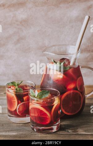 Une carafe et deux verres avec fruits Sangria Espagnole Banque D'Images