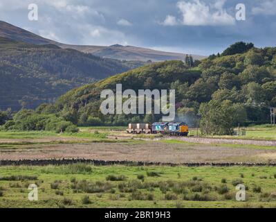 Rail direct Services de classe 37 + classe 57 locomotives passant par Foxfeld, sur la ligne ferroviaire pittoresque de la côte Cumbrienne avec un train à ballon nucléaire Banque D'Images