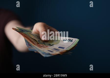 argent en main euro billet Banque D'Images