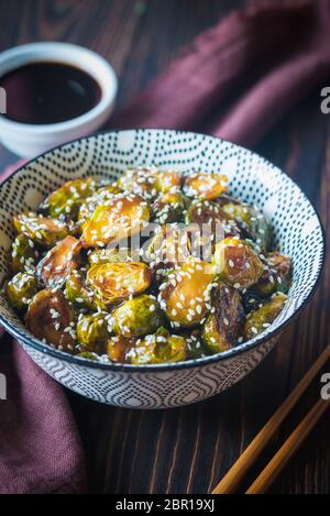 Bol de choux de bruxelles rôtis avec la sauce teriyaki Banque D'Images