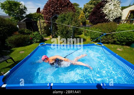 Limekilns, Écosse, Royaume-Uni. 20 mai 2020. Fiona Philp (59) de Limekilns, Fife, nageuse d'eau libre sauvage avec le groupe de nageurs Fife Wild, lors d'une baignade quotidienne dans sa piscine de jardin. De nombreux nageurs sauvages se sont vu refuser l'occasion de poursuivre leur sport pendant le confinement de Covid-19 et ont acheté des piscines pour leurs jardins afin de maintenir leur bien-être. Iain Masterton/Alay Live News Banque D'Images