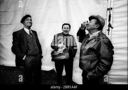 Les partisans du président socialiste Mitterrand apprécient quelques-uns de la maison a fait Calvados pendant la campagne présidentielle à Rennes, Bretagne, France. 1988. Banque D'Images