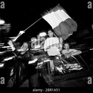 Élections françaises 1988. Les partisans de François Mitterrand célèbrent sa victoire présidentielle pour le Parti socialiste à la place de la République à Paris 1988 Banque D'Images