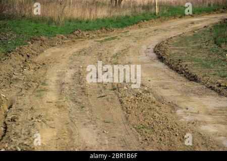 Route de terre nivelée par un classificateur. Dans le village de la route Banque D'Images